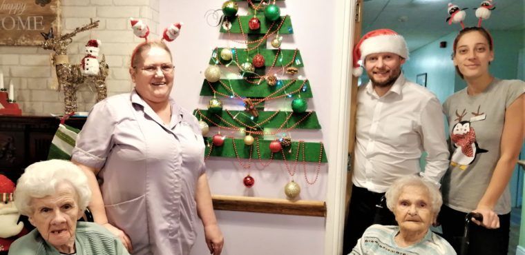  Pallet proves therapeutic as care home Christmas tree 