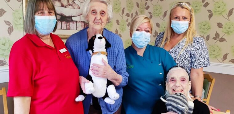  Knitting Nannas create cat and dog for elderly with dementia 