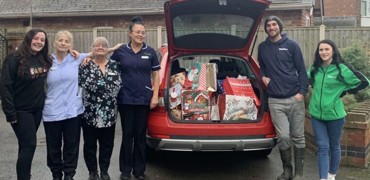  Longmoor Lodge residents receive Christmas gifts from Dunelm 